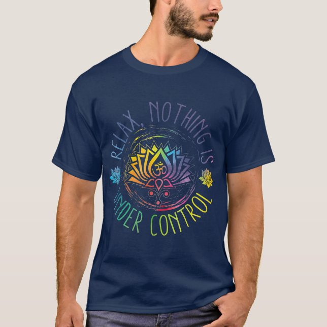 Buddha Quotes Relax Nichts ist in Kontrolle T-Shirt (Vorderseite)