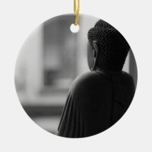 Buddha sitzt in Meditation Keramik Ornament