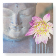 Buddha-Statue mit Dahlie