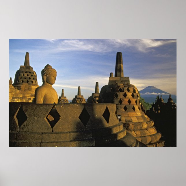 Buddha Statue, Stupas und Volcano, Borobudur Poster (Vorne)