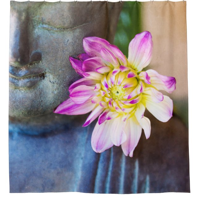 Buddha und rosa DahlieDuschvorhang Duschvorhang (Vorderseite)