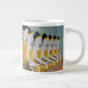 Buddhastatuen in Umin Thounzeh Jumbo-Tasse
