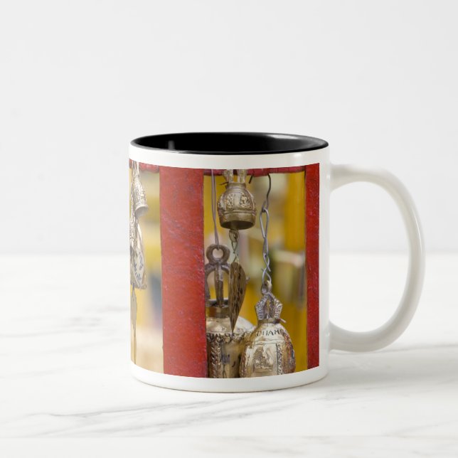 buddhistische Glocken am Doi Suthep-Tempel Zweifarbige Tasse (Rechts)