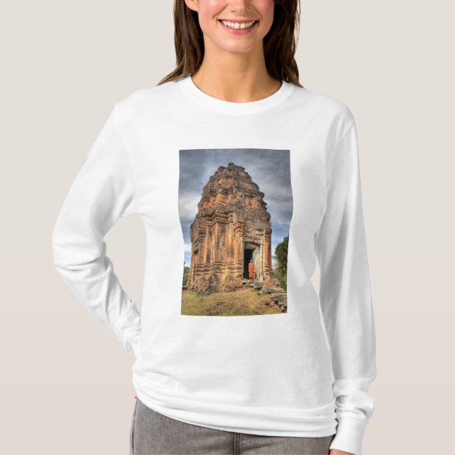 Buddhistischer Mönch, der vor der Tür des Tempels  T-Shirt (Vorderseite)