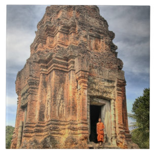 Buddhistischer Mönch steht im Eingangsbereich eine Fliese
