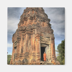 Buddhistischer Mönch steht im Eingangsbereich eine Magnet