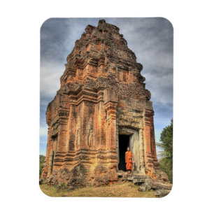 Buddhistischer Mönch steht im Eingangsbereich eine Magnet
