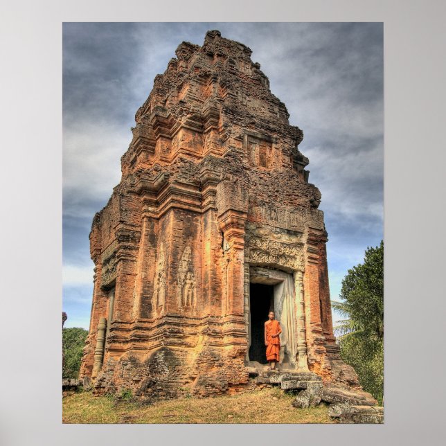 Buddhistischer Mönch steht im Eingangsbereich eine Poster (Vorne)