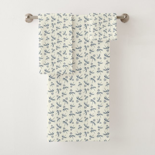 Budding Blue Branches auf Creme - nahtloses Muster Badhandtuch Set (Insitu)