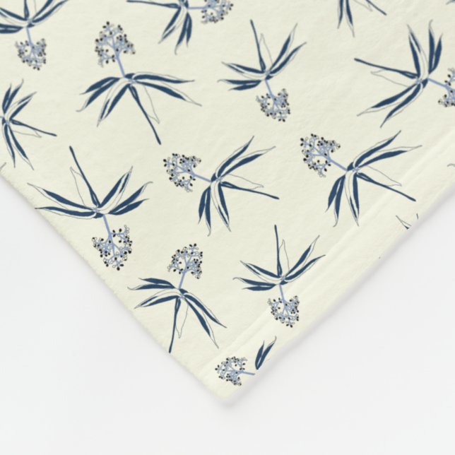 Budding Blue Branches auf Creme - nahtloses Muster Fleecedecke (Ecke)