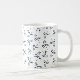 Budding Blue Branches auf Creme - nahtloses Muster Kaffeetasse