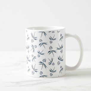 Budding Blue Branches auf Creme - nahtloses Muster Kaffeetasse