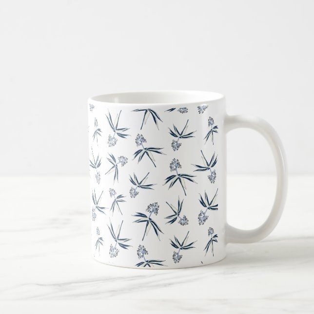 Budding Blue Branches auf Creme - nahtloses Muster Kaffeetasse (Rechts)