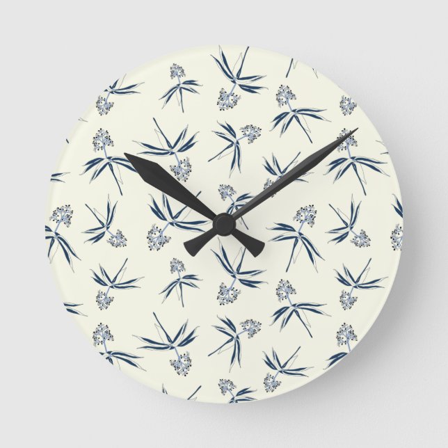 Budding Blue Branches auf Creme - nahtloses Muster Runde Wanduhr (Vorderseite)
