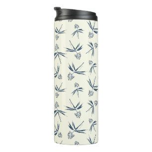 Budding Blue Branches auf Creme - nahtloses Muster Thermosbecher
