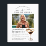 BUDGET 50. Geburtstag Foto Espresso Martini Einlad<br><div class="desc">Das Foto des Geburtstagsfeiers steht im Mittelpunkt der Bühne dieser trendigen Märtyrer-Geburtstagsveranstaltung. Elegantes und elegantes Design mit einem Espressomartini. Ein hübscher Bogen fügt eine weibliche Touch hinzu. Der gesamte Text ist bearbeitbar.</div>