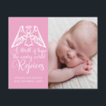 Budget Baby Girl Foto Pink Angel Weihnachtskarte<br><div class="desc">Ein eleganter Engel sitzt über den Weihnachtsworten der Heiligen Nacht auf dieser wunderschönen, rosa und weiß gestalteten Urlaubskarte. Ein Nervenkitzel der Hoffnung, die müde Welt freut sich. Freuen Sie sich auf diese hübsche religiöse Geburtskarte mit herrlicher Kalligraphie und Ihrem neugeborenen Foto auf der Vorder- und Rückseite. Eine wunderbare Christliche Mädchen...</div>