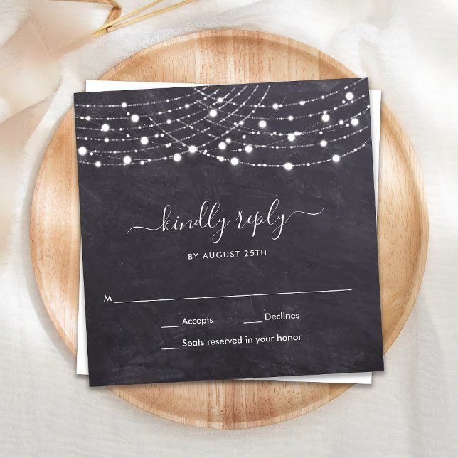 Budget Chalkboard String Lights Wedding RSVP Mitteilungskarte (Von Creator hochgeladen)
