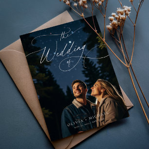 Budget Chic Script Romantic Wedding Foto lädt ein