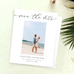 Budget Chic Stilvolles Mod-Foto Save the Date 3<br><div class="desc">Fügen Sie einfach Ihr Foto hinzu und Sie haben ein einfaches, minimalistisches, schicke und einzigartiges Foto Save the Date mit einem weißen Hintergrund. Holen Sie sich das in mehreren Farben Save the Date. Es ist ideal für Frühjahrshochzeiten, Sommerhochzeiten, Hochzeiten am Strand, Hochzeiten, Hochzeiten im Herbst, rustikale Hochzeiten, Winterhochzeiten und vieles...</div>