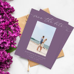 Budget Chic Stilvolles Mod-Foto Save the Date 3 Pu<br><div class="desc">Fügen Sie einfach Ihr Foto hinzu und Sie haben ein einfaches, minimalistisches, schicke und einzigartiges Foto Save the Date mit einem Lavendel lila Hintergrund. Holen Sie sich das in mehreren Farben Save the Date. Es ist ideal für Frühjahrshochzeiten, Sommerhochzeiten, Hochzeiten am Strand, Hochzeiten, Hochzeiten im Herbst, rustikale Hochzeiten, Winterhochzeiten und...</div>