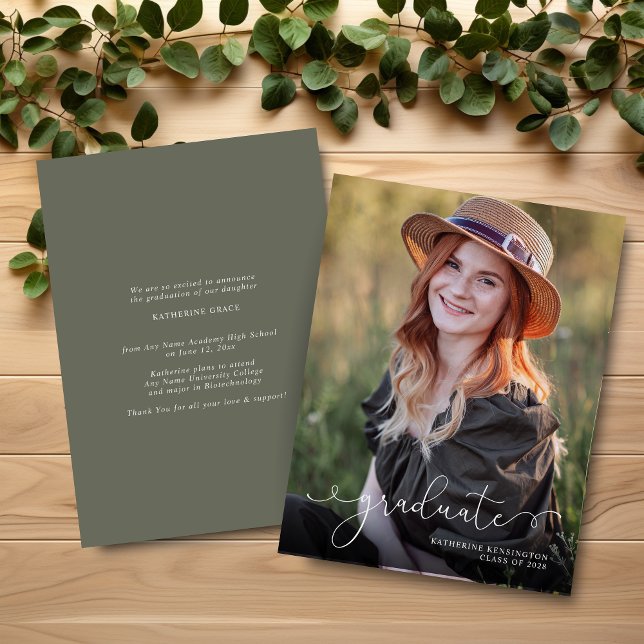 BUDGET Eleganter Script Foto Sage Green Abschluss (BUDGET Elegant Script Photo Sage Green Graduation Announcement)
