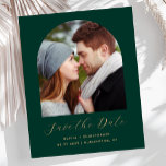 Budget Foto Arch Emerald Green Gold Save the Date<br><div class="desc">Diese schlichte, minimalistische Save the Date Karte verfügt über einen Boho-Foto-Bogen über den Worten "Save the Date" in elegantem, goldfarbenem Handschriftenskript, gefolgt von den Namen der Ehepaare, dem Hochzeitstag und der Stadt in sans serif Schriftart auf einem smaragdgrünen Hintergrund. Fügen Sie eine detailliertere Nachricht mit weiteren Informationen auf der Rückseite...</div>
