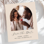 Budget Foto Arch Script Beige Save the Date<br><div class="desc">Diese schlichte,  minimalistische Save the Date Karte verfügt über einen Boho-Foto-Bogen über den Worten "Save the Date" in eleganter Schrift,  gefolgt von den Namen der Ehepaare,  dem Hochzeitstag und der Stadt in sans serif Schriftart auf beige Hintergrund. Fügen Sie eine detailliertere Nachricht mit weiteren Informationen auf der Rückseite hinzu.</div>