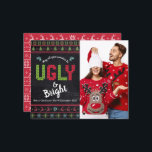 Budget Foto Holiday Ugly Sweater Chalkboard Card<br><div class="desc">"Mögen alle deine Pullover hässlich und hell sein." Feiern Sie den Urlaub im "Stil" mit Ihren hässlichsten, kitschigsten Weihnachtsschwitzen! Auf der links Seite überlagern niedliche, skurrile Bäume, Rentiere, Ziergegenstände und spielerische "Pullover"-Typografie in Rot, Grün und Aqua Blau den Kalkbretthintergrund. Ihr individuelles Foto ist rechts. Die Rückseite ist mit einem weißen,...</div>