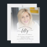 Budget Foto Script 50th Birthday Party Einladung<br><div class="desc">Eine günstige BUDGET-Alternative für eine kleinere Größe von 4, 5 x 5, 6 Zoll, die ein Gewicht von 110 lbs hat, die ähnlich dick ist wie eine Postkarte (sie ist jedoch nicht als Postkarte geeignet). BITTE BEACHTEN SIE, DASS ES EINE Einladung pro Blatt gibt. Budget Foto Script 50. Geburtstagsparty Einladung....</div>