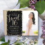 Budget Gold Black Glitzer Foto Sweet 16 Einladung<br><div class="desc">"Happy Sweet 16". Senden Sie diese atemberaubende, funkelnd, mädchenhafte, festliche, moderne, personalisierte, maßgeschneiderte Foto-Party Einladung für eine Veranstaltung, an die Sie sich erinnern können. Gold Glitzer Skript Typografie und Konfetti Overlay einen schwarzen Hintergrund auf der verlassen Hälfte der Karte. Ein Foto des Geburtstagsmädchens ist rechts. Und die gebürstete Goldfolie ist...</div>