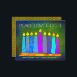 Budget Green Hanukkah Boho Candles Peace Liebe Car<br><div class="desc">"Frieden, Liebe und Licht." Eine spielerische, moderne, künstlerische Abbildung von Boho Musterkerzen in einer Menorah hilft Ihnen, den Urlaub von Hanukkah zu beginnen. Die blauen Kerzen mit bunten Imitat-Folienmustern überlagern einen intensiv grün strukturierten Hintergrund. Imitate Kupferdiamantfolien auf grünem Hintergrund für die Rückseite. Fühlen Sie sich die Wärme und Freude der...</div>