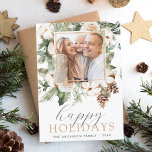 Budget Happy Holidays Weihnachtsgrün Foto Fly Flyer<br><div class="desc">Budget Rustikale Winter Happy Holidays Weihnachts-Fotokarte mit Holiday Floral Weiße Blume und Grün,  Pine Tree Branches,  Eukalyptus,  Pinecones mit einem einfachen Hintergrund.</div>