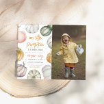 Budget Little Pumpkin Boho Birthday Party Foto<br><div class="desc">Unser kleiner Kürbis zu jedem Geburtstag - perfekt für ein kleines Party mit Oktober, Herbst oder Halloween. Auf der links Seite dieses Einladens befindet sich ein Rahmen mit verschiedenen handbemalten Wasserfarbenkürbis: orange, grün, lila, rosa und sogar blau! Im Inneren des Rahmens befinden sich eine moderne Pinselschrift und eine stilvolle Typografie,...</div>