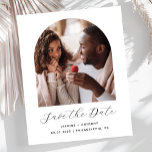 Budget Minimale Foto-Bogenschrift Save the Date<br><div class="desc">Diese schlichte,  minimalistische Save the Date Karte verfügt über einen Boho-Foto-Bogen über den Worten "Save the Date" in eleganter schwarzer Schrift,  gefolgt von den Namen der Ehepaare,  Hochzeitstag und Stadt in serifenlosen Sans-Schriftart auf weißem Hintergrund. Fügen Sie eine detailliertere Nachricht mit weiteren Informationen auf der Rückseite hinzu.</div>