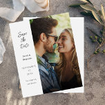 Budget Modernes Foto & Seite Save the Date - weiß<br><div class="desc">** SATIN PAPIER IST PAPIERTHIN. AKTUALISIEREN SIE DAS PAPIER FÜR EIN BILDERPAPIER. HAT EINE OPTION FÜR ENVELOPES. *** Rette Geld für Einladungen mit dieser kleineren Einladung, die eine Option für Umschläge hat. Holen Sie Ihre Gäste mit Ihrem modernen Foto & Side Save the Date - Schwarze Einladungen für die phantastische...</div>
