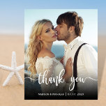 Budget Modernes Foto Skript Hochzeit Vielen Dank F Flyer<br><div class="desc">Budget Modern Script Wedding ein Foto Danke Ihnen personalisiert erschwinglichen Low Budget Flyer. Moderne Stilvolle Hochzeit danke Ihnen Papier Vorlage mit einem vollen vertikalen Foto auf der Vorderseite mit Text Overlay "Danke" Drehbuch in einem handgeschriebenen typografischen Schriftart in Weiß auf dem Bild. Auf der Rückseite ein horizontales Foto und Ihr...</div>