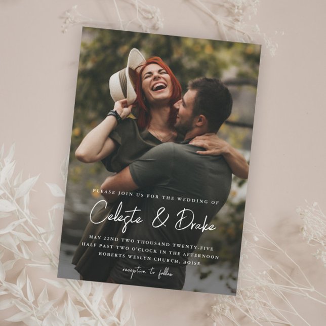 Budget Modernes Script Foto Hochzeitseinladung (Modern Script Names Budget Photo Wedding Invitations.)