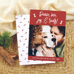 Budget Peace Liebe Leckerei Weihnachts-Feiertag Fo<br><div class="desc">Mit diesem Budget und der niedlichen Weihnachtskarte, die den handgeschriebenen Gruß "Friede, Liebe, Freude & Leckereien" enthält, und den Knochen, die auf festlichem rotem Hintergrund in Weiß gezeichnet werden, vertreiben Sie Feiertagsstimmung. In der Mitte der Karte befindet sich ein Foto Ihres Haustierhundes! Darunter steht "Happy Howlidays" oder die Nachricht Ihrer...</div>