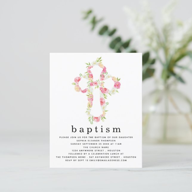 Budget Pink Florals Cross Baptisse Einladung (Stehend Vorderseite)