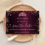 Budget Quinceanera burgundy Rose Save the Date Ankündigungspostkarte<br><div class="desc">Eine gmädchenhafte und trendige Save the Date-Karte für eine Quinceañera,  15. Geburtstagsfeier. Ein bordeauxrotes Imitat mit metallisch anmutender Hintergrundfarbe. Dekoriert mit Rose vergoldeten Imitaten Glitzer Staub und ein Tiara,  Krone. Der Text: Save the Date ist mit einem großen angesagten,  handgeschriebenen Stilskript geschrieben.</div>
