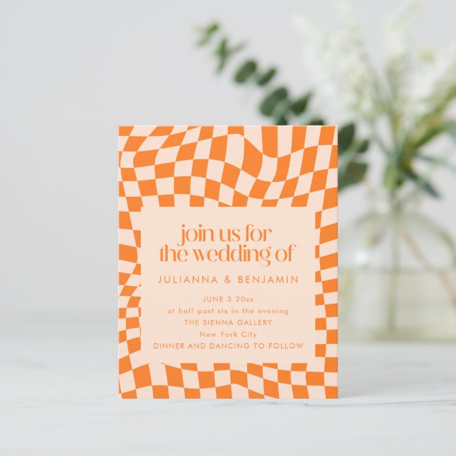 Budget Retro Orange Karo Hochzeits-QR-Code-Einladu (Stehend Vorderseite)