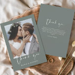 Budget Sage Green Wedding Dankeschön Karte<br><div class="desc">Budget Sage Green Wedding Dankeschön Karten,  die ein Foto auf der Vorder- und Rückseite haben. Die Dankeschön-Karten enthalten eine moderne,  handgeschriebene,  kursive Schriftzeichen-Typografie,  die elegant,  einfach und modern nach Ihrer Hochzeitsfeier zu benutzen sind.</div>