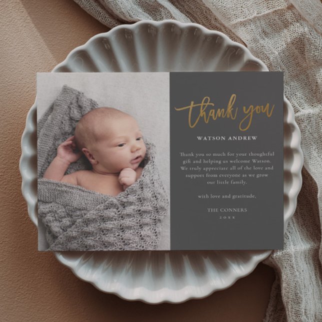 Budget Script Foto Baby Danke Karte (Modern gold script budget baby photo thank you cards.)