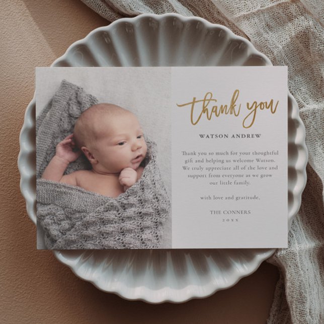 Budget Script Foto Baby Danke Karte (Modern gold script budget baby photo thank you cards.)