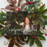 Budget Script & Stars Weihnachtsfeiertag Foto<br><div class="desc">Feiern Sie die Saison mit dieser modernen und einfachen Urlaubskarte von Cali Graphics. Auf der Vorderseite dieser Weihnachtskarte steht ein Foto, das Sie ganz nach Ihren Wünschen auswählen können. Am Ende der Karte befindet sich der Gruß Ihrer Wahl, der in einem stilvollen Signaturskript geschrieben ist. Es gibt ein schwarzes Ober-Overlay...</div>