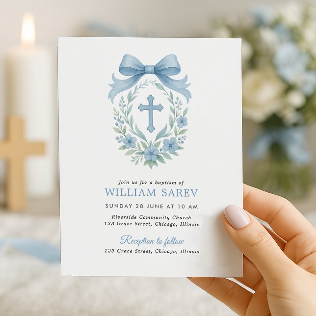 Budget Simple Blue Boy Taufe Einladung mit Bow (Elegant boy baptism invite with blue bow and floral cross – held in hand near candlelight)