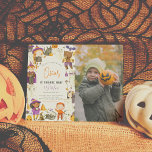 Budget Spooky Boy Halloween Geburtstagsparty Foto<br><div class="desc">Laden Sie Ihre Familie und Freunde zu einer herrlichen Zeit mit diesen niedlichen Halloween-Geburtstagsfeiern ein. Die links Seite dieses Budgets laden mit einer handgemalten Grenze von lustigen Halloween-Figuren, es gibt Kinder in Kostümen, schwarze Katzen, Fledermäuse, lächelnde Kürbis, Geister, ein tanzendes Skelett, eine Mumie, Spinnen, Ballons, Sterne, magische Tränke, ein Herz-mit...</div>