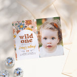 Budget Wild One Retro Foto 1. Geburtstag Party<br><div class="desc">Feiern Sie Ihren ganz besonderen Tag mit der Geburtstagsfeier dieser charmanten Wildblume. Die Vorderseite der Haushaltskarte zeigt ein von Hand gezeichnet Muster von skurrilen Wildblumen, in einer bräunlichen 70er-Jahre-Farbpalette aus Braun, Beige, Pink, Gelb, Grün & Blau. Die Veranstaltungsdetails sind in einem einfachen Bogen-Rahmen geschrieben, mit "wild one" in groovy Typografie,...</div>