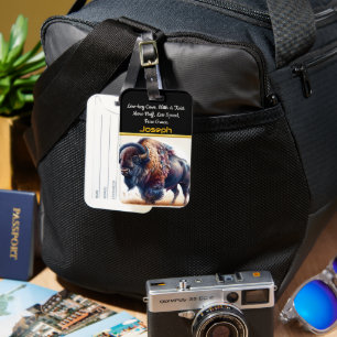 Buffalo Grazes in Golden Grass bei Sonnenuntergang Gepäckanhänger